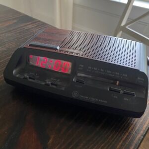 Vintage GE FM/AM Clock Radio Two Wake Times Digital Display Wood‎ Grain 7-4621A